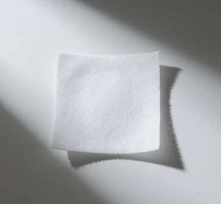Zwakke Spunlace Niet-geweven Huidvriendelijk voor medische dressing Natte doekjes Sanitaire pads Industrieel en verpakkingsgebied